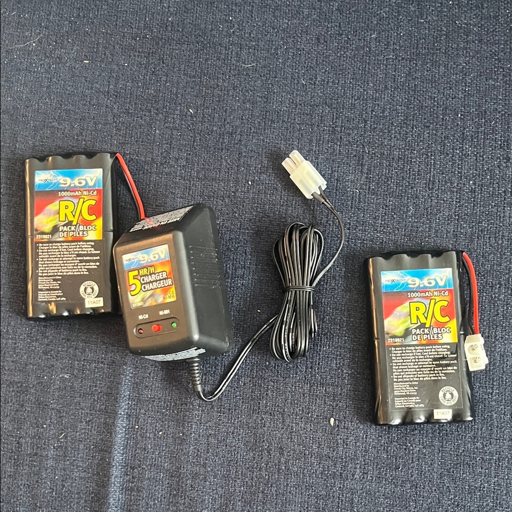 R/C 9.6V Battery Pack and Charger Set - Black